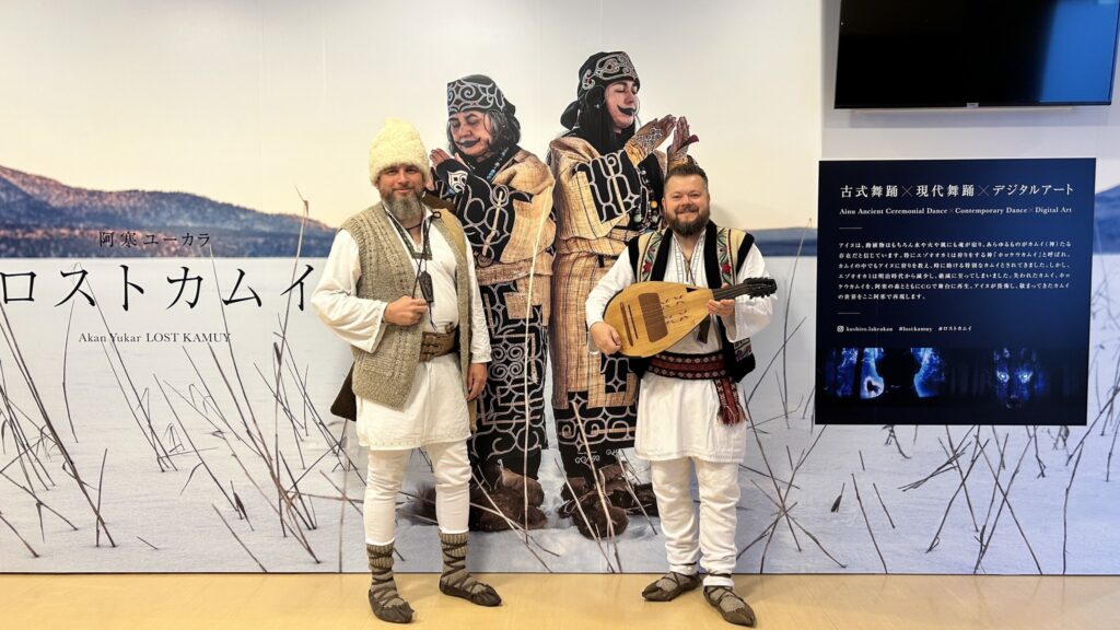 Dramba Instrument Doi ieșeni în ițari, aplaudați în Japonia. România, pentru prima dată ...